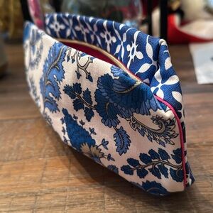 Estée Lauder make-up bag